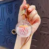 Llavero creativo con forma de manzana, charm para mochila y accesorio para bolso - un regalo decorativo lindo y festivo