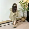 Gabardina Khaki de Longitud Media para Niña con Puños a Cuadros Abrigo de una Sola Fila 26 Estilo Coreano Abrigo de Primavera/Otoño para Niños