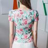 Camiseta de Malha Estampada com Decote V Feminina de Manga Curta Plissada Esconde-se da Pele Emagrecedora Verão 2024 Nova Estilo Ocidental Reduzir Idade Pequena Camisa Feminina