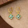 Pendientes de Trébol de Cuatro Hojas Modelo Nuevo 2026 Pendientes Populares Accesorios para Orejas Diseño de Nicho Pendientes de Alta Gama Elegantes Pinzas para Orejas de Celebridad de Internet Personalidad
