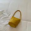 Bolso vintage de ante para mujer, nuevo modelo de otoño 2026, sensación de alta gama, versátil para el uso diario, bolso tipo cubo de un solo hombro para llevar debajo del brazo