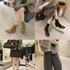 Botas de cavaleiro com salto grosso de 7cm e fivela dourada, estilo da Mãe Uva, zíper lateral, salto alto, cano alto, bico quadrado, botas versáteis que afinam