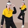 Conjunto de dos piezas para mujeres de mediana edad: Sudadera con cremallera y bloques de color con estampado de letras y pantalones joggers, estilo deportivo casual para primavera y otoño