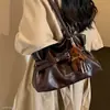 Bolso de moda retro chic para el nuevo commute 2026 para otoño, bolso de hombro de gran capacidad para mujer estilo coreano con amuleto para la axila