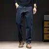 904 Nueva colección otoño/invierno de ropa para hombre de tallas grandes: jeans de mezclilla lavada, corte holgado, tiro alto, elásticos y de pierna ligeramente recta, pantalones largos