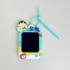Chaveiro Pingente Original Crayon Shin-Chan Médio Quadro de Desenho Divertido Graffiti Quadro de Caligrafia Pingente de Mochila Escolar Presente Venda por Atacado