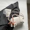 Bolsa Feminina Estilo Verão 2025 Couro PU Cor Contrastante Bolsa Almofada Ombro Transversal Casual Doce Bolsa Boston