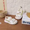 Sandálias antiderrapantes de sola macia para bebês, novos sapatos de verão respiráveis anti-impacto para bebês, sapatos de praia infantis com bico fechado e velcro para idades de 0 a 3 anos