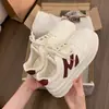 Zapatos Blancos con Cordones y Suela Gruesa para Mujer 2026 Primavera Nuevos Versátiles Casuales Ligeros Deportivos Individuales Zapatos de Mujer Venta al por Mayor