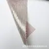 Tecido acetinado amarrotado por toda parte com relevo dourado, liso e com bom caimento, com um efeito crepe brilhante, adequado para decoração de vestidos de moda e figurinos de palco.