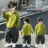 Conjunto de Outono para Menino Cardigã de Tricô Infantil Calça Listrada Peça Dupla 2026 Novo Estilo Coreano Moda para Meninos Tendência