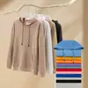 Sudadera con capucha y cuello redondo, con logotipo bordado y texto impreso, adecuada para ropa de trabajo corporativa, actividades de club, team building y camisetas promocionales, disponible para venta al por mayor