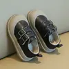 Zapatos Birkenstock para Bebé 2026 Otoño Nuevos Zapatos de Cuero para Bebé Suela Suave Antipatadas Estilo Británico Zapatos Individuales para Niños Venta al por Mayor