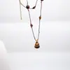 Collar de calabaza con piedra ojo de tigre estilo vintage, con un ambiente sofisticado y elegante, diseño de nicho, collar de otoño e invierno para mujer