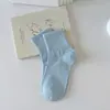 Calcetines cortos para mujer, hechos con algodón de Xinjiang, resistentes al olor, absorbentes del sudor, transpirables y cómodos de llevar, en colores lisos, diseño simple, adecuados para estudiantes y deportes, y se pueden usar en las cuatro estaciones.
