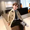 Comércio Exterior Roupas Infantis Jaqueta Original para Meninos Primavera e Outono Casaco Trench Coat Solto Infantil 2026 Novo Casaco Trench Coat para Meninos Estilo Britânico