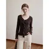 Tiroteo real Otoño 2026 Nuevo Elegante Francés Reductor de Edad Diseño de Cuello en V con Volantes Temperamento Adelgazante Manga Larga Tejido de Punto Mujer