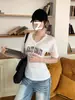 Camiseta de Algodón Puro con Estampado de Letras, Cuello en V, Manga Corta, Talla Grande, Estilo Universitario para Mujer, Verano 2026, Ceñida a la Cintura, Sencilla, Hombro Normal