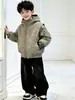 Chaqueta con capucha estampada con letras para niño 2026 Nuevo estilo de otoño para niños de mediana y mayor edad Chaqueta de trabajo Cardigan con cremallera para niños