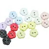 Em estoque, botões florais em relevo multicoloridos, flor tridimensional de cinco pétalas com dois ilhós, botões de resina para camisas femininas, botões pequenos coloridos