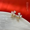 Pendientes de flores de tres hojas con destellos superexquisitos y explosiones transfronterizas, pendientes elegantes y dulces distintivos, pendientes de lujo ligeros y de alta gama con sentido de nicho.
