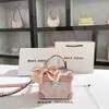 Entrega en una sola pieza bolsa de caja rosa de alta calidad moda 2024 bordado bolsa cuadrada pequeña portátil venta al por mayor