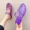 Chinelos femininos semi-fechados para uso externo, estilo novo de verão da moda, antiderrapantes, sem odor, sandálias de salto plataforma com cristal para uso interno para mulheres