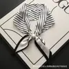 Nuevo pañuelo de seda largo pequeño vintage con hebilla de perla magnética para mujer, elegante y con estilo, bufanda de cuello con lazo, moderna y versátil