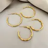 Pendientes de Bambú Nudo en Forma de C Electrochapados en Oro Real, Pendientes Geométricos, Accesorios de Oreja Únicos y Minimalistas para Mujeres con un Diseño de Nicho