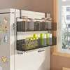 Estante lateral de almacenamiento para estante de refrigerador de cocina, soporte multifuncional de múltiples capas para condimentos y film transparente para uso doméstico montado en la pared