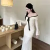 Vestido Sexy de un Hombro en Color Contrastante con Mangas Largas para Mujer en Otoño con Mangas de Campana, que Muestra la Cintura, Hombros Descubiertos, Ajustado al Cuerpo, que Resalta las Caderas, con Cordones, Falda Larga