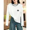 Coleção Outono 2026: Camiseta feminina única e estilosa color block de manga longa, apresentando um design inspirado na Coreia, versátil e fashion, com um visual de duas peças falsas
