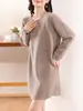 Moda Outono e Inverno Vestido curto Vestido suéter feminino Comprimento médio Suéter com decote em V Fivela Camisa de base de malha