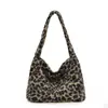 Nova bolsa de pelúcia com estampa de leopardo para mulheres, estilo ins outono e inverno, bolsa de ombro simples e versátil, bolsa tote de grande capacidade para estudantes