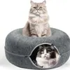 Nido redondo para gato mascota de color gris oscuro, cama túnel con juguete, casa para gatos de fieltro con forma de dona, adecuada para todas las estaciones