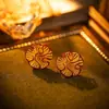 Aretes Metálicos Calados con Pliegues de Flor para Mujer, Diseño de Nicho de Goteo de Aceite de Alta Gama, Aretes de Lujo Accesible, Aretes Elegantes a la Moda