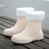 Botas de Chuva Femininas de Cor Sólida Versáteis Estilo Coreano Antiderrapantes Planas Quentes Meio da Panturrilha Sapatos Aquáticos Femininos Cozinha Externa Botas de Chuva Femininas Impermeáveis