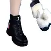 Botas de nieve de cuero suave para mujer, nuevo estilo de invierno 2026, forradas de felpa y engrosadas para abrigar, botas tipo Martin con suelas gruesas, antideslizantes, botas de algodón de suela blanda para mujer