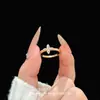 Nuevo anillo de moda de alta gama versátil estilo vintage con forma de estrella y diamantes, lujo ligero, anillo personalizado único y lujoso