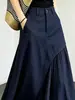 Falda única y no convencional azul marino de línea A, colección verano 2026, elegante y con estilo, favorecedora para cuerpos tipo pera, estiliza, versátil y con una falda amplia