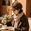 Boina Octogonal Melard Outono/Inverno Feminina com Logo Metálico, Boina Vintage Bico de Pato, Boina de Pintor Afina o Rosto