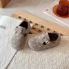 Sandálias Birkenstock Infantil de Bolinhas 2026 Outono/Inverno Novo Estilo Mori-kei Plus Veludo Quente Retrô Meninas Sola Macia Versátil Sapatos de Algodão