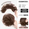 Penteado coque autoportante, volumoso naturalmente, realça o volume do cabelo, discreto, adiciona altura ao topo da cabeça