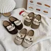 Pantuflas de Felpa de Dibujos Animados de Moda para Niñas 2026 de Punta Cerrada Versátiles Casuales para Exteriores Decoración de Perlas Pantuflas de Algodón