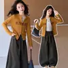 Roupas infantis para meninas 2026 outono novo estilo, conjunto casual de outono com cardigã com zíper e estampa de letras para crianças de tamanho médio e grande e calça de perna larga