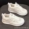 Zapatos blancos de influencer para mujer, zapatos de malla transpirable con suela gruesa de verano, nuevo estilo explosivo de otoño 2026, zapatos deportivos casuales