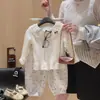 Nova Blusa Base de Outono 2025 para Meninas com Gola Franzida e Acabamento em Renda, Top Fofo de Manga Longa Infantil com Veludo Alemão para Crianças Pequenas