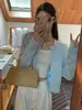 Suéter de punto de cuello redondo azul claro chaqueta cárdigan outfit estilo coreano para principios de otoño ajuste ceñido favorecedor manga larga top corto