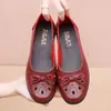Novas sandálias de primavera sapatos de couro com sola macia antiderrapante para meia-idade e idosos sapatos com furos Femininos Planos antiderrapantes ocos respiráveis sapatos de mãe
