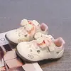 Zapatos de niña estilo alemán Zapatillas de skate para niños Zapatos casuales versátiles de suela blanda para niñas Nuevos zapatos infantiles elegantes para Primavera y Otoño 2026